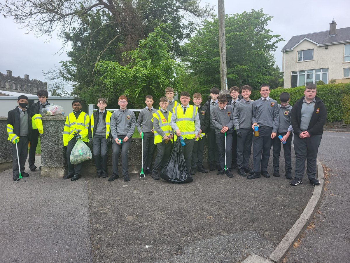 StEunansGS's tweet photo. Some of our GS committee members were very busy this morning carrying out a litter pick around Letterkenny. Well done boys 💚 https://t.co/L4U0GyAbym