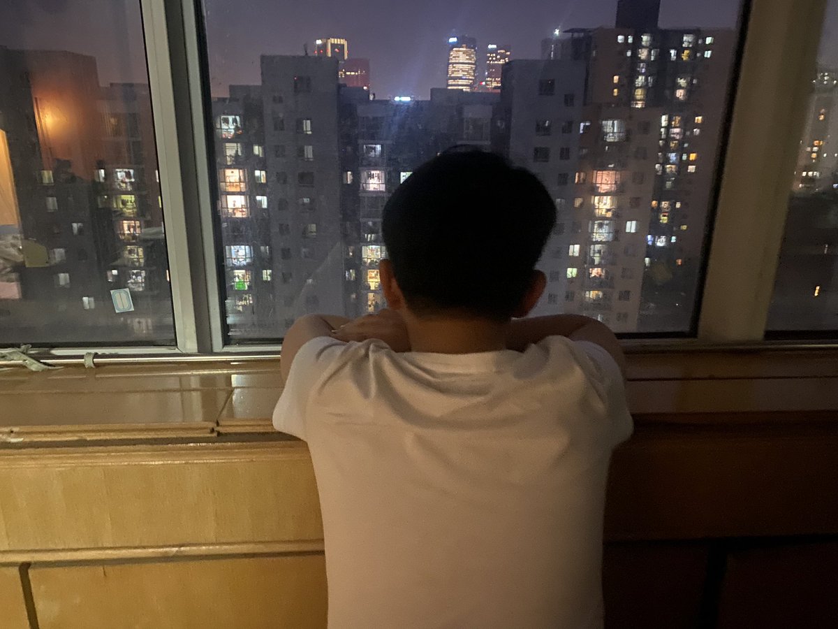 709liwenzu's tweet photo. 夜幕降临！泉泉隔一会儿就看一看窗外，问：妈妈，今天晚上警察还来吗？昨夜广外派出所警察3次要破门检查吸毒，把我和孩子都吓坏了。
我的耳朵总是嗡嗡响还伴随着哐哐的敲门声。
709事件导致我们一家被分开4年8个多月，团聚没几年，又对我们赶尽杀绝。逼迁变聚众吸毒，难道要把我们母子逼死才罢休吗？ https://t.co/zd6YLLEDRK