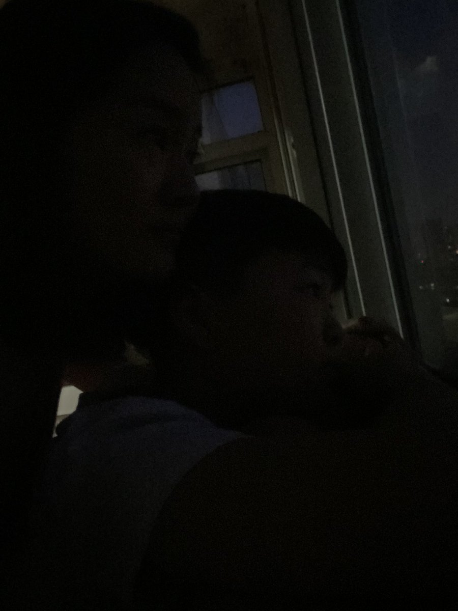 709liwenzu's tweet photo. 夜幕降临！泉泉隔一会儿就看一看窗外，问：妈妈，今天晚上警察还来吗？昨夜广外派出所警察3次要破门检查吸毒，把我和孩子都吓坏了。
我的耳朵总是嗡嗡响还伴随着哐哐的敲门声。
709事件导致我们一家被分开4年8个多月，团聚没几年，又对我们赶尽杀绝。逼迁变聚众吸毒，难道要把我们母子逼死才罢休吗？ https://t.co/zd6YLLEDRK