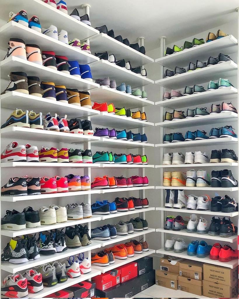 CleverDoro's tweet photo. Me                        Or.              This Shoes 

Choose wisely… https://t.co/cNfMvb6iXV