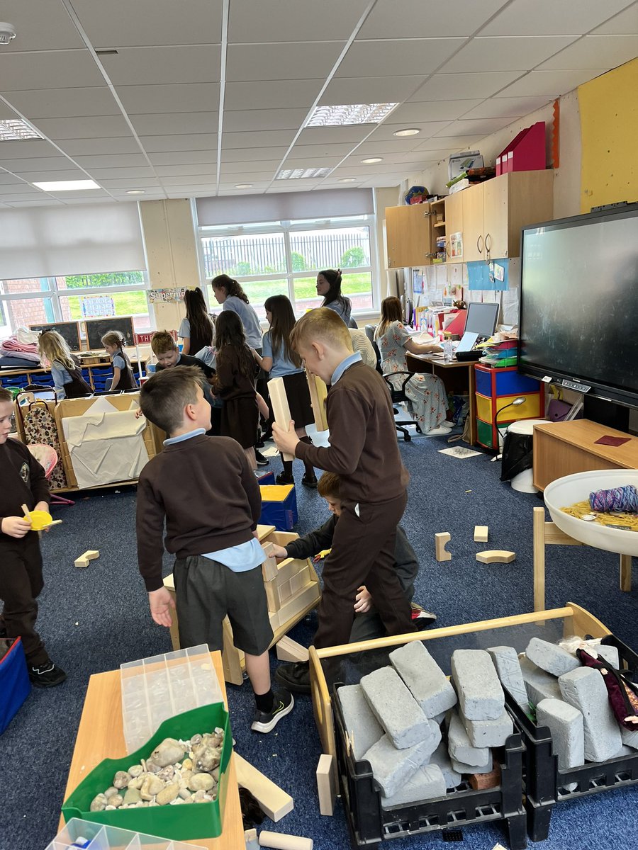 Miss_Castle7's tweet photo. Primary 5 had a great time yesterday afternoon helping with P2’s free play session! Lots of great social skills being developed here https://t.co/3Jw2dx2PtX
