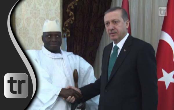 SinemSenolTR's tweet photo. Gambia diktatörü Yahya Jammeh askeri darbeyle iktidara gelmiş, sonra sırasıyla %56, %53, %67, son olarak %72 ile seçilmişti. Meydanlarda darbecilerle masaya oturmam derken Jammeh ile pek sıkı fıkıydınız.  Medya kontrolü, muhalifleri hapse atma ya da atmakla tehdit, ortak yön çok! https://t.co/tEkyxjTlGE