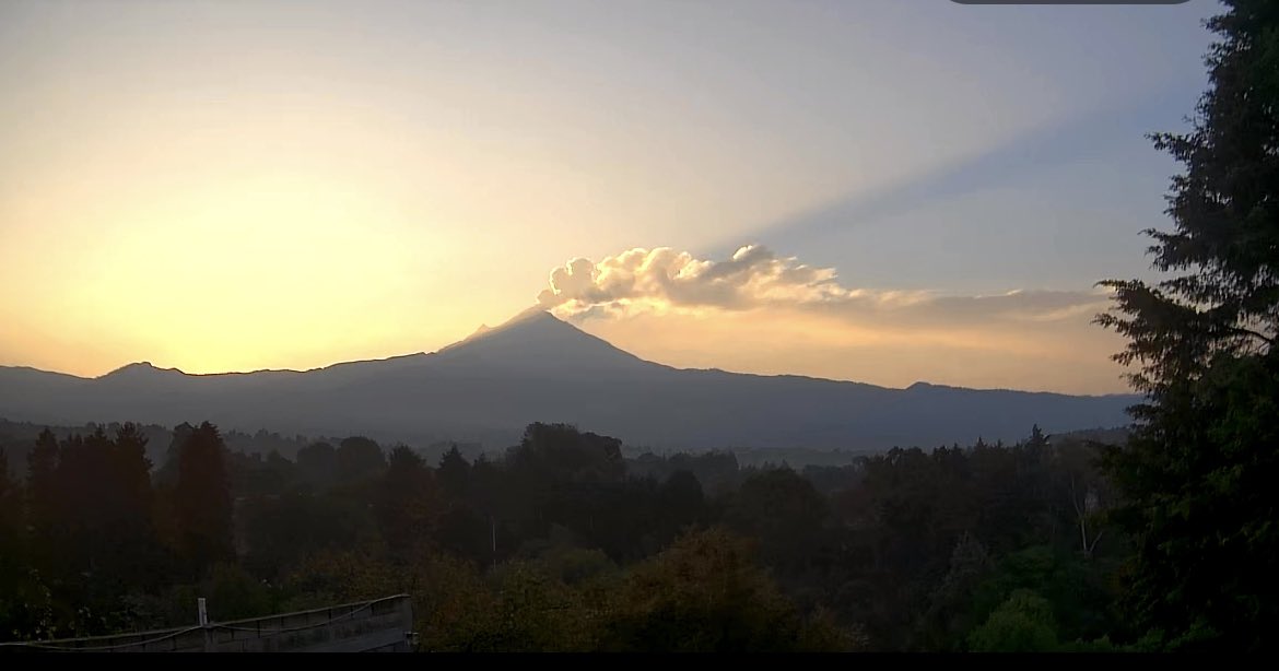 migfel's tweet photo. Así amanece  hoy en #LomaBonita Ozumba, Estado de México , al fondo Don Goyo y su fumarola @imagenZea https://t.co/YpRqDy2YXx