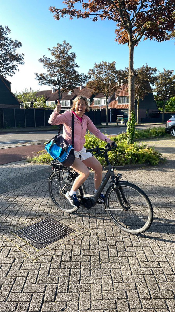 Het is vandaag <a href="/FNJWD/">FietsnaarjeWerkDag</a> (#fietsnaarjewerkdag), dus ipv lopend naar mijn werk ben ik op de fiets!! Ook heel fijn!  #fietsen of #lopen , beide zijn gezonder dan met de auto (als dat haalbaar is met de benen of fiets).  #buitenlucht #bewegen #12000stappen