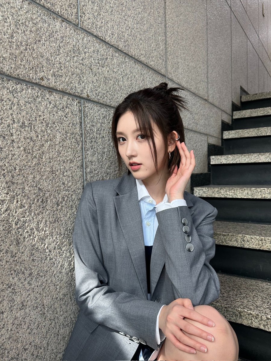 Gaehul's tweet photo. You can frequently find me at the bottom of a staircase, looking frank and carefree, or striking one of my trademark off-beat stances. I'm here to take a few poses that will look fantastic out of the countless easel I could perform. Flirtatious?I’m the expert, duh. https://t.co/sfYChVgOm4