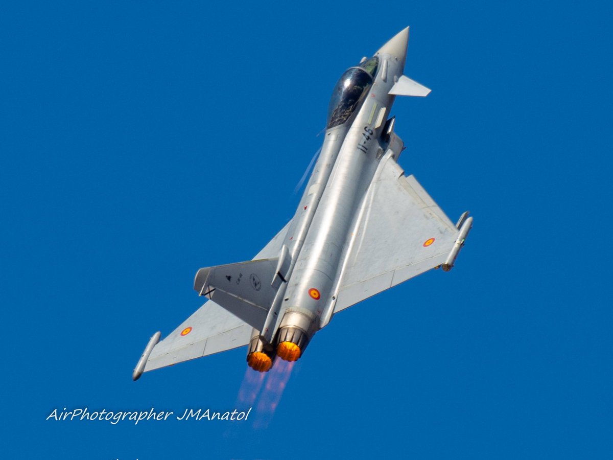 jmanatol's tweet photo. #Jueves
Coge impulso que ya se atisba el #Finde con el #DIFAS
En el @13mayojornada en la #BAMoron los @eurofighter del #Ala11 del @EjercitoAire demostraron toda su potencia #FullPowerToFly🚀
#SomosElAire
Gracias a @aviaciondigital por confiar en mi visión con las fotos https://t.co/s3AMLYS7jV