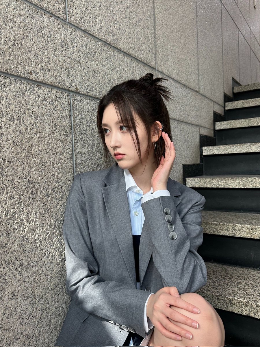 You can frequently find me at the bottom of a staircase, looking frank and carefree, or striking one of my trademark off-beat stances. I'm here to take a few poses that will look fantastic out of the countless easel I could perform. Flirtatious?I’m the expert, duh.