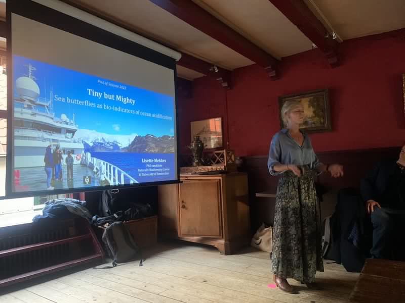 (1/2) Hearing scientists talk while drinking a beer in an old brown Dutch café; a great concept by @pintofscienceNL 🍺👩‍🔬❤️

Felt honored to be one of the invited speakers @CafedeKeyzer last night!

#marinescience @Naturalis_Sci @UvA_Science
