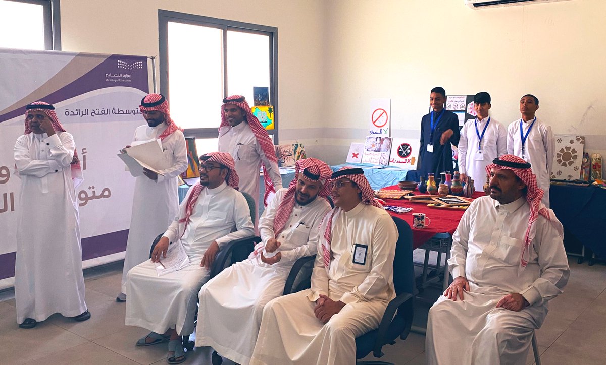 المعرض الفني |
زار المدرسة أ.حسن زهير مشرف التربية الفنية بـ #مكتب_التعليم_بالنسيم وأ.زهير جاها. 
اطلعوا خلال زيارتهم على المعرض الفني المقام في المدرسة. 
 #تعليم_جدة