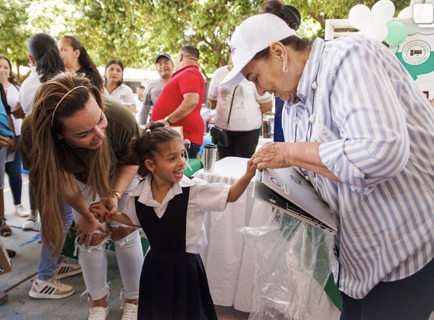 MaluQuirozM's tweet photo. #TBT❤️ FUERTE NO ES EL QUE VA POR LA VIDA DERRIBANDO A LOS DEMÁS:
FUERTE ES EL QUE VA POR LA VIDA LEVANTANDO A LOS DEMAS.       
@cmgnecco 👍 https://t.co/sp7FzZR7ad