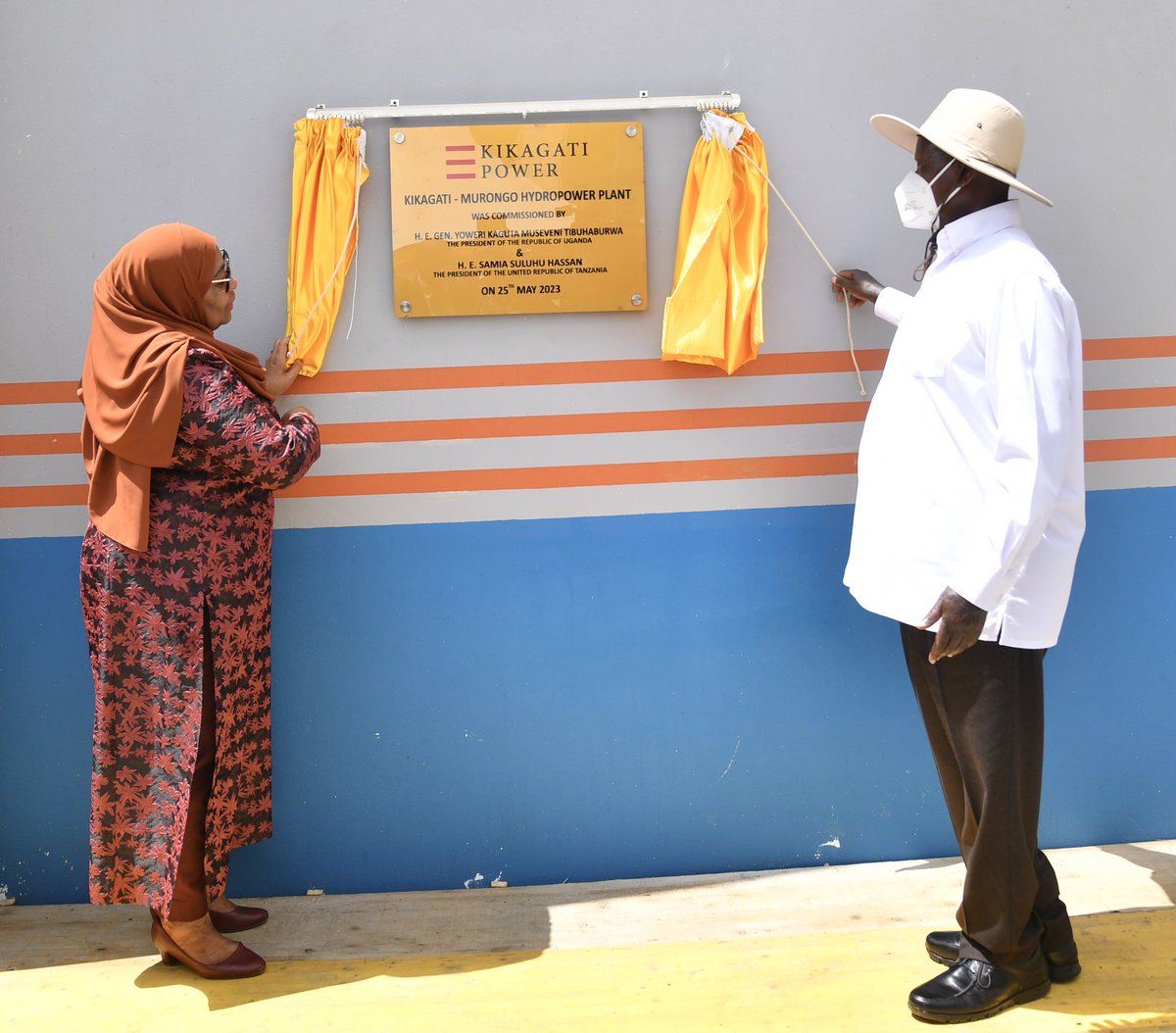 jamhurmedia's tweet photo. 📸📸Rais wa Tanzania Samia Suluhu Hassan akivuta kamba pamoja na Rais wa Uganda  Yoweri Kaguta Museveni kuashiria uzinduzi wa Mradi wa Umeme wa Kikagati – Murongo, Mbarara nchini Uganda leo  Mei 25, 2023. 
Mradi huo utanufaisha nchi zote mbili katika masuala ya Nishati ya umeme. https://t.co/ryxLuAlr7Z