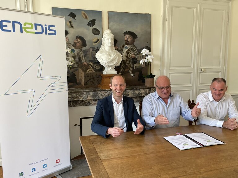 enedis_pdl's tweet photo. Nous signons la 1ère convention « Petites Villes de Demain » avec Sillé-Le-Guillaume en #Sarthe ! Nous allons accompagner la commune dans sa #TransitionEcologique : mieux connaître les consommations et maîtriser l’énergie / développer l’accessibilité de la #MobilitéElectrique. https://t.co/r1BryXTUQ7