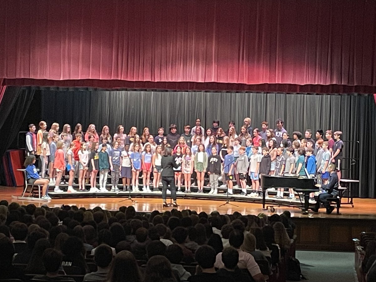 MrsKollarAtHome's tweet photo. Love starting the day with Mrs. Ranking’s choral concert!  Sixth grade sounds amazing! ⁦@MellonMSMoments⁩ ⁦@MTLSD⁩ #leboproud https://t.co/LXu3kooLgK