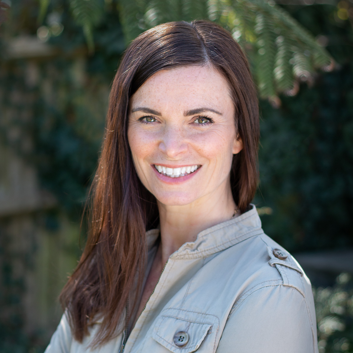 Sun's out! Perfect time for that outdoors headshot right? Not quite! Sunny days can be tricky, but here's a simple tip - don't stand in the sun for your pic. Find a shady spot to avoid harsh shadows on your face (and squinting!). 😊📷
#bromleyheadshotphotographer