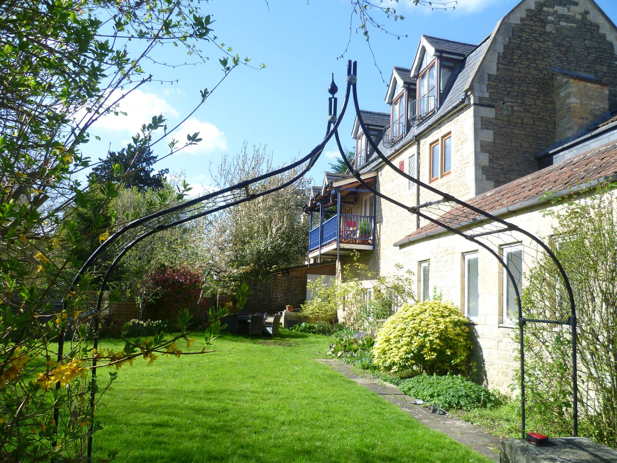 Dine al fresco in the spacious garden at Avondale Riverside Apartment. The owners can organise for caterers to come in and prepare for you. Spoil yourself.
weacceptpets.co.uk/Somerset/3464 
#batheaston #bath #somerset #apartment #selfcatering #petswelcome #walking #caterers #spoilt