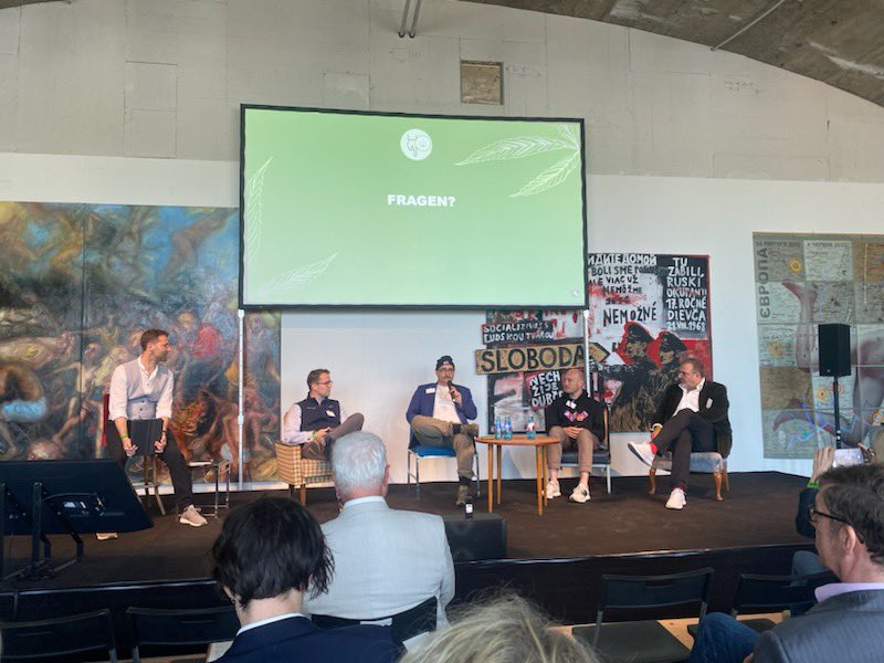 ackerbauref's tweet image. #CannabisCon der @dfv_de in Frankfurt gestern. Eine Konferenz der sich entwickelnden #Cannabis-Branche in Deutschland. Im Rahmen von vielen Panel-Diskussionen wurde intensiv über die bevorstehende #Legalisierung von Cannabis debattiert… und der DBV war natürlich auch am Start!👩🏼‍🌾