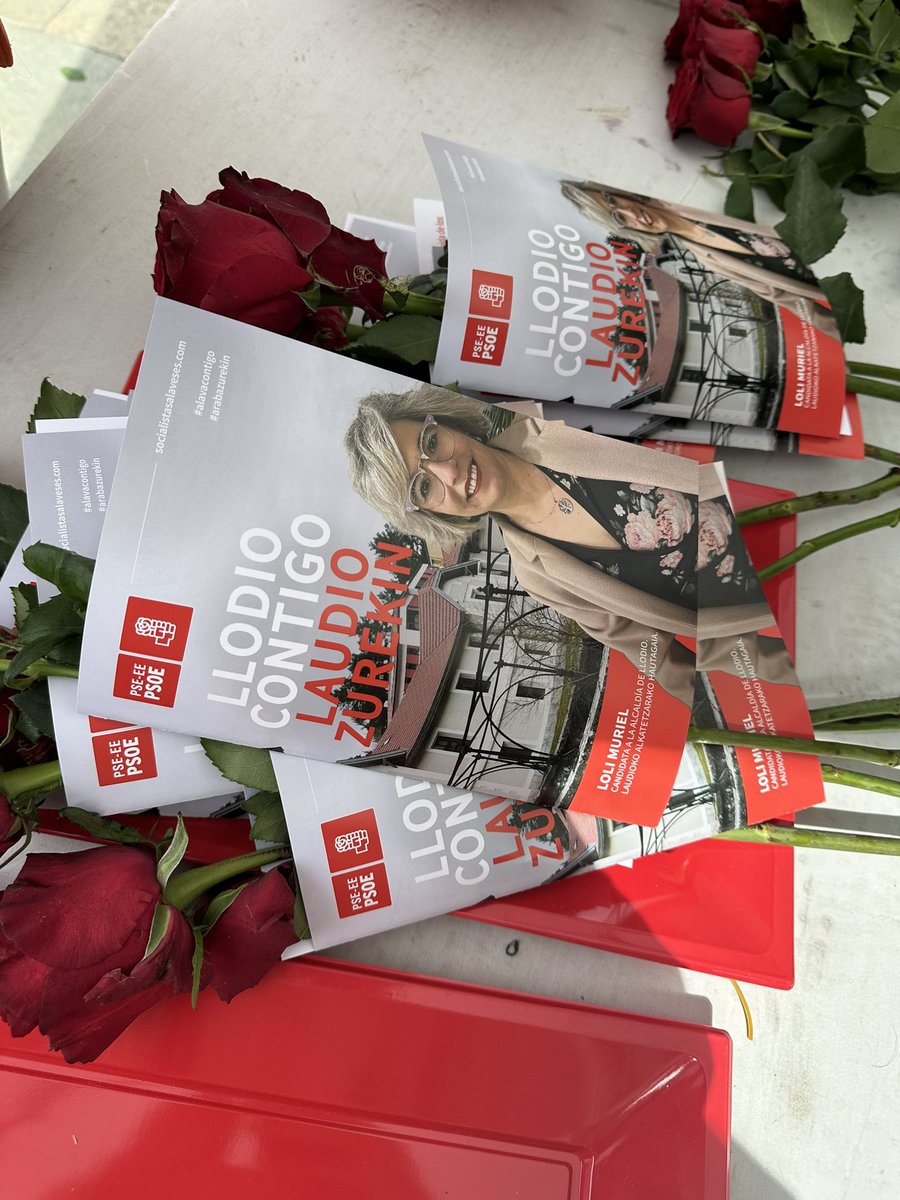 🌹💐 Reparto de rosas en el mercado de #Llodio. 

Compartimos nuestro programa con los ciudadanos y respondemos a sus dudas porque #LoQueVotasImporta. 

El #28M vota.

#ÁlavaContigo #ArabaZurekin
