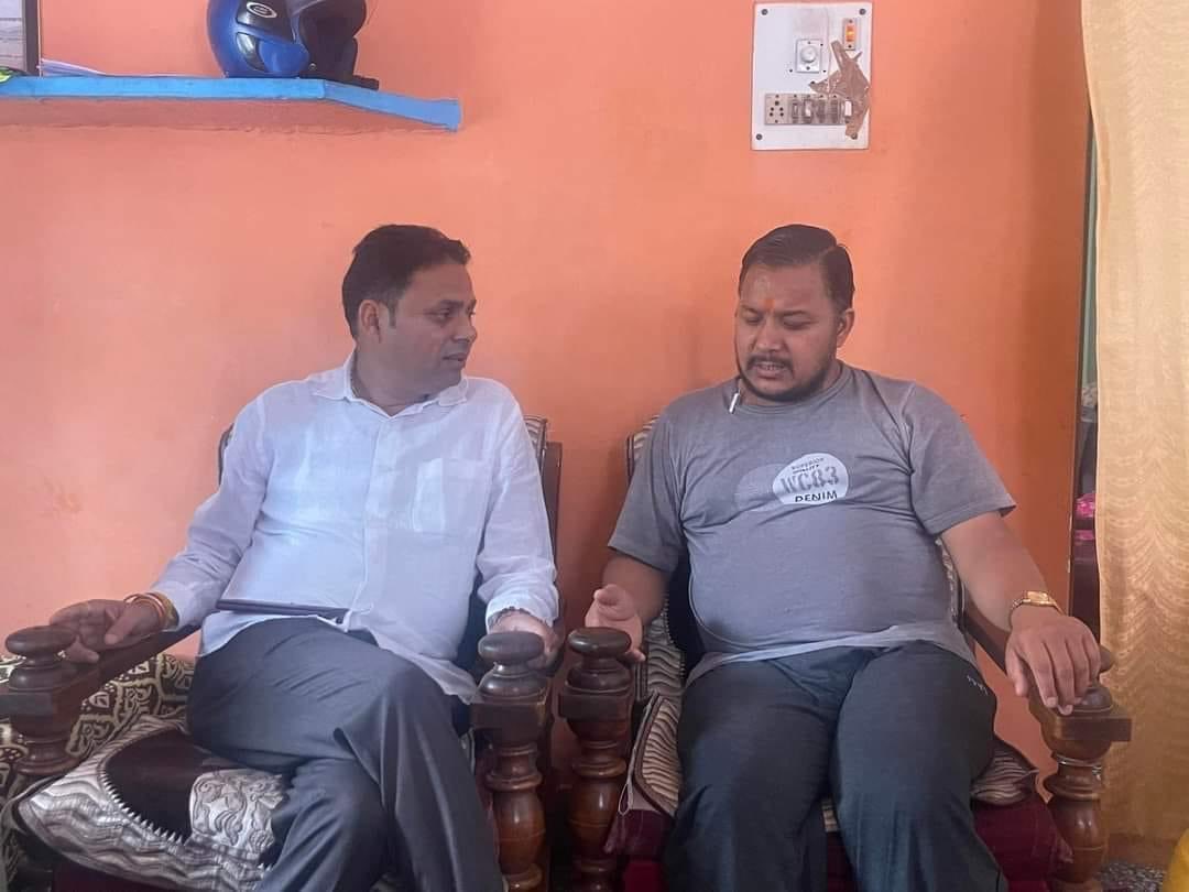 KapriBhuwan's tweet photo. आज ऋषिकेश में पीड़ित सुरेंद्र सिंह नेगी जी के आवास पहुंचकर उनकी कुशल क्षेम प्राप्त की,तथा मारपीट प्रकरण की पूर्ण जानकारी प्राप्त की।
एवं हर संभव मदद का आश्वासन दिया। https://t.co/UxcTQtMiaM