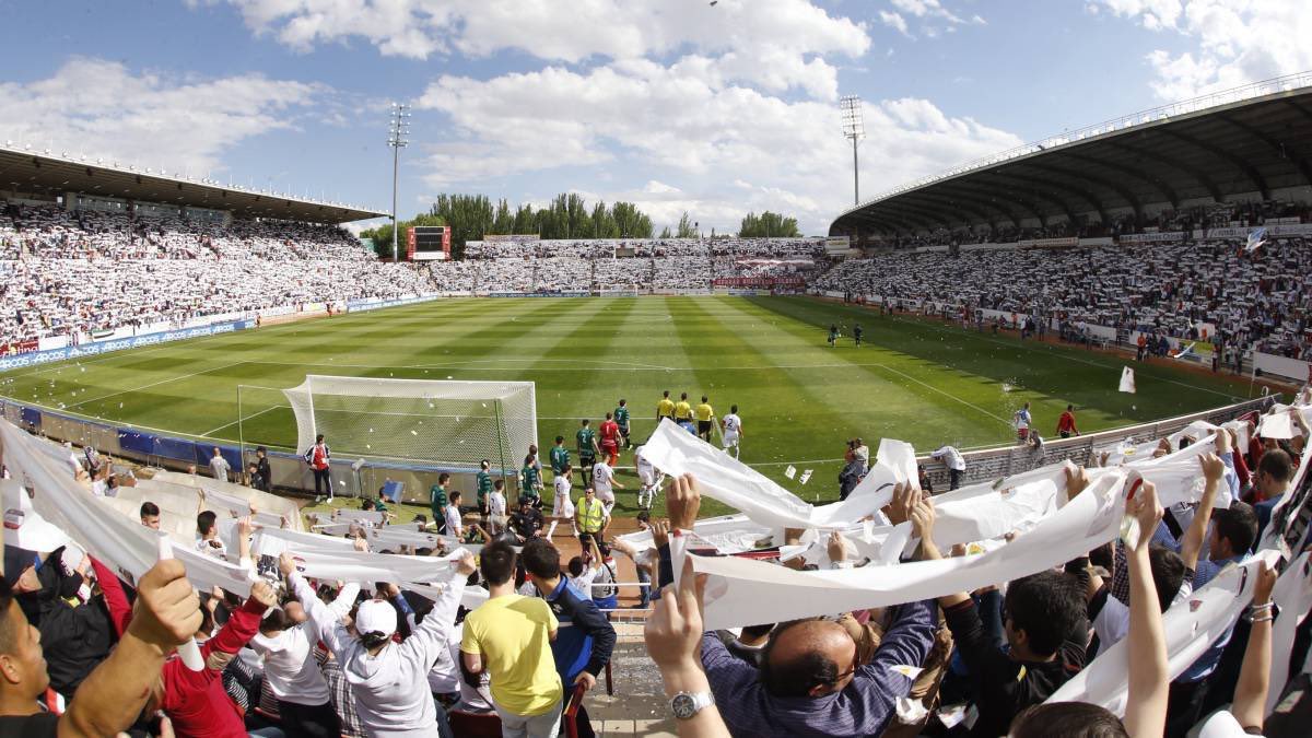 Hoy, 25 de Mayo de 2023 se cumplen 9 años de aquel Albacete-Sestao River.

Ese partido significaba volver al fútbol profesional tras 3 años en Segunda B en los que el Club rozó la desaparición.

Siempre en la memoria de los Albacetistas🤍🦇