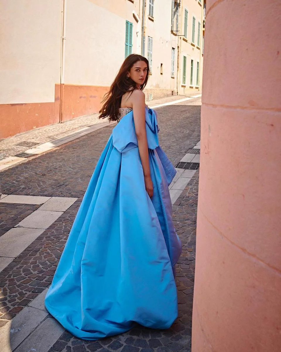bkbsouthcinema's tweet photo. Aditi Rao Hydari's mesmerizing debut appearance from the prestigious Cannes 2023 event.

#aditiraohydari #aditirao #cannes #cannes2023 #cannesfilmfestival #btownsotuhcinema #btownkibilli https://t.co/yhnrdWyG5n