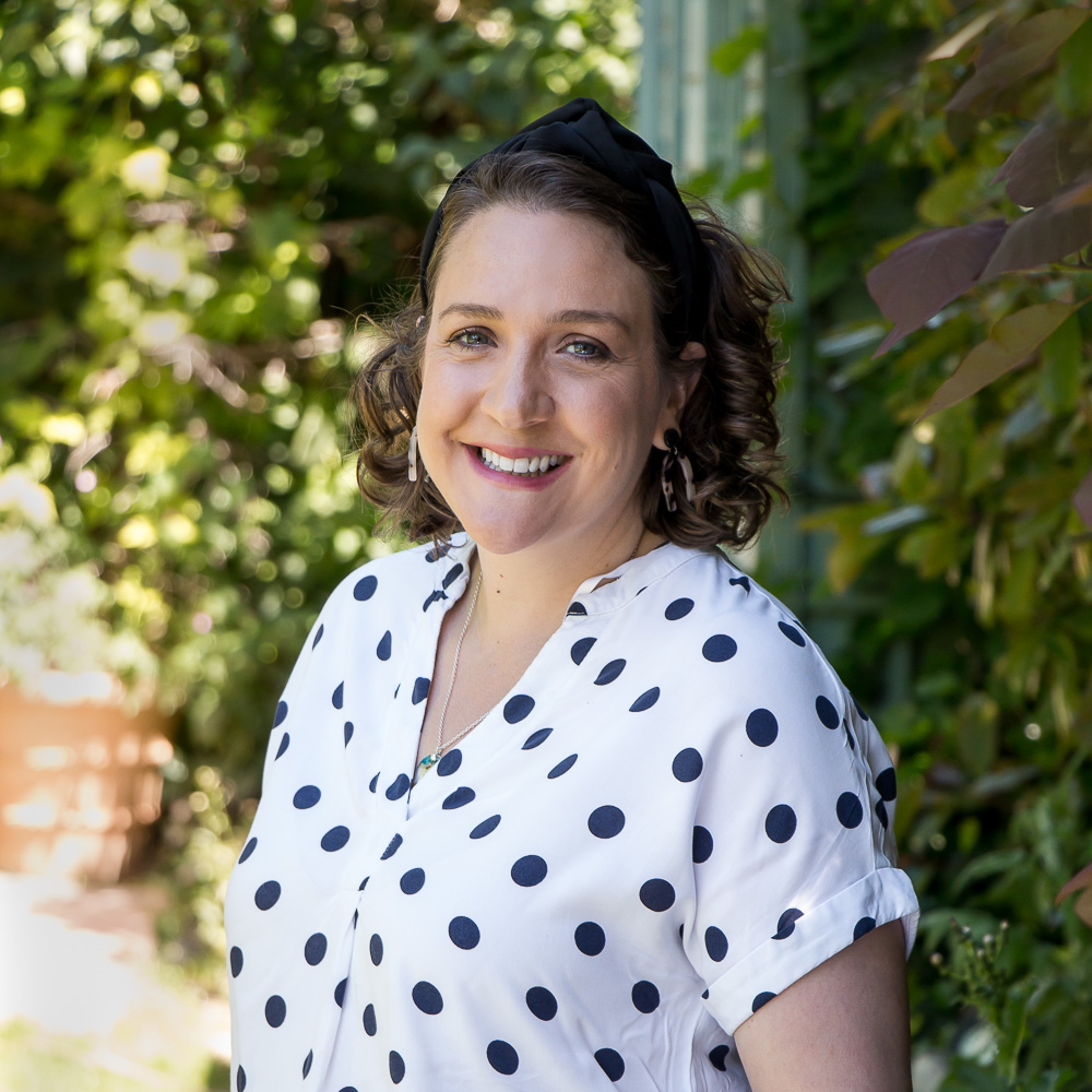 Thinking of an outdoor headshot now summer has finally arrived? Take a minute to think about your background. Make sure it's not too fussy with contrasting colours etc. 
Your headshot is about you - wear something that contrasts with the background so you don't blend in!