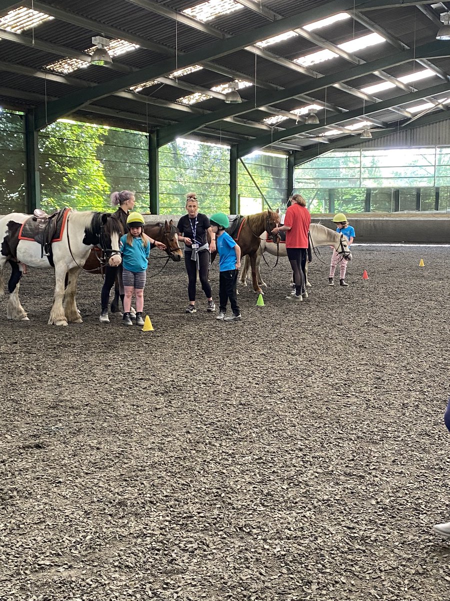 CarregHirfaen's tweet photo. Pawb yn mwynhau dysgu sgiliau marchogaeth #RhosCH #YmaacAcwCH #LlesCh https://t.co/lLrfDFl1H3