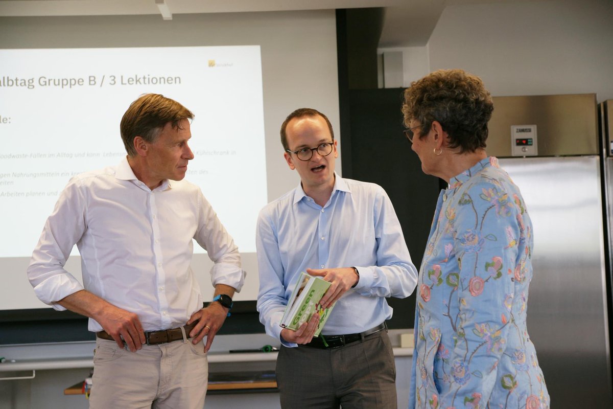 StrickhofDirekt's tweet photo. Bildung fürs Leben im Bereich des nachhaltigen „Hauswirtschaftens“ und der Ernährung/Gesundheit an den Husi-Kursen für Gymi-SchülerInnen am #strickhof Besuch von RR @MartinNeukom am Standort Affoltern a.A. https://t.co/9nLTSzI0Lk https://t.co/BqoYPNK0JM