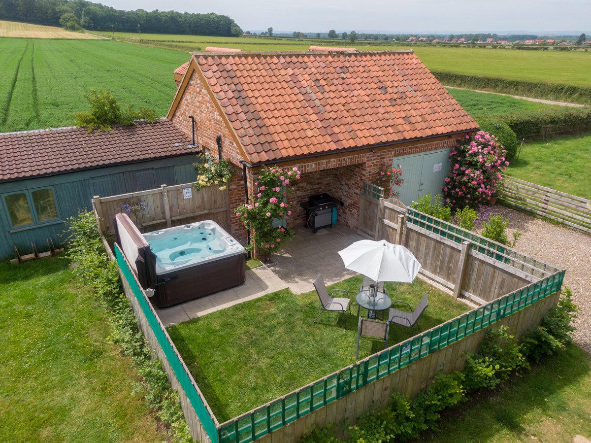 WeAcceptPets's tweet photo. Soak your troubles away in your own private hot tub at Rose Cottage nestled in the North Yorkshire countryside.
https://t.co/GRugvspuFS
#thorpebassett #malton #northyorkshire #holidaycottage #petswelcome #hottub #peaceful #beach #hunmanbygap #escape #shepherdshuts #woldsway https://t.co/tgCc1O2nxq