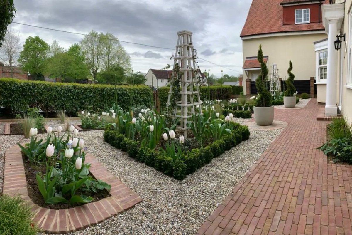 jongowergarden1's tweet photo. This formal tiered front garden in Coggeshall, Essex presented both design and build challenges and is looking fantastic after the cold winter.  The planting  has been designed with a purely white flower scheme set against an evergreen background. #frontgardendesign https://t.co/LOLtWM18Mr