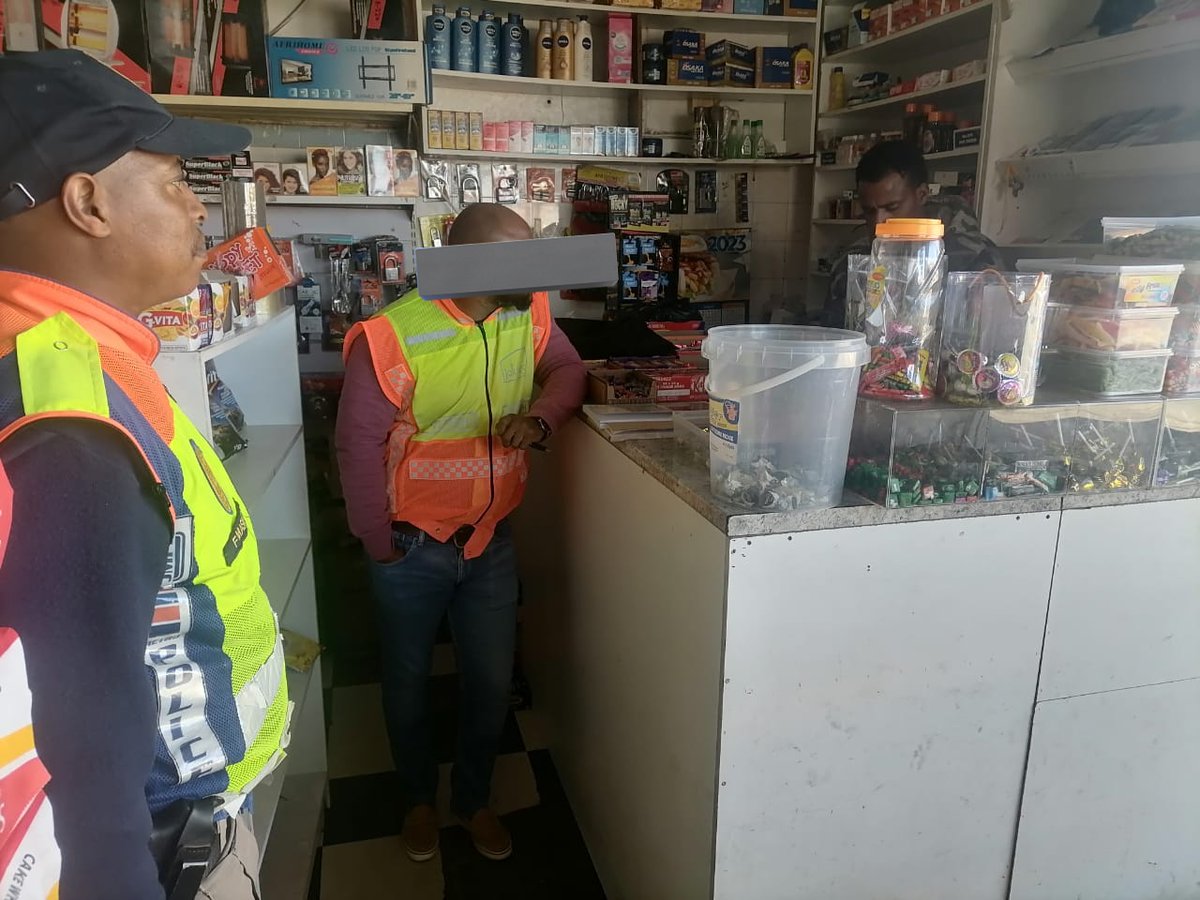 Joint Multidisciplinary 
#ManjeNamhlanje conducted by #JMPD, @CityofJoburgEMS officers & Environmental Health inspectors.

Viva supermarket at the corners of Jules str & Hereford, Malvern closed for non-compliance (failing to produce trading permit). #ManjeNamhlanje