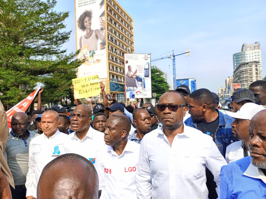 CitoyenProsperK's tweet photo. #RDC🇨🇩 La ville paralysée, toutes les routes secondaires saturées, embouteillages monstres ; venez encore chanter Opposition Ya Pete ! CA S'APPELLE FORCE D'UN #SIT_IN bravo à l'opposition @DSESANGA @MartinFayulu @moise_katumbi @Mapon_Matata la lutte continue ✊✊✊ https://t.co/vTaEDNceEg