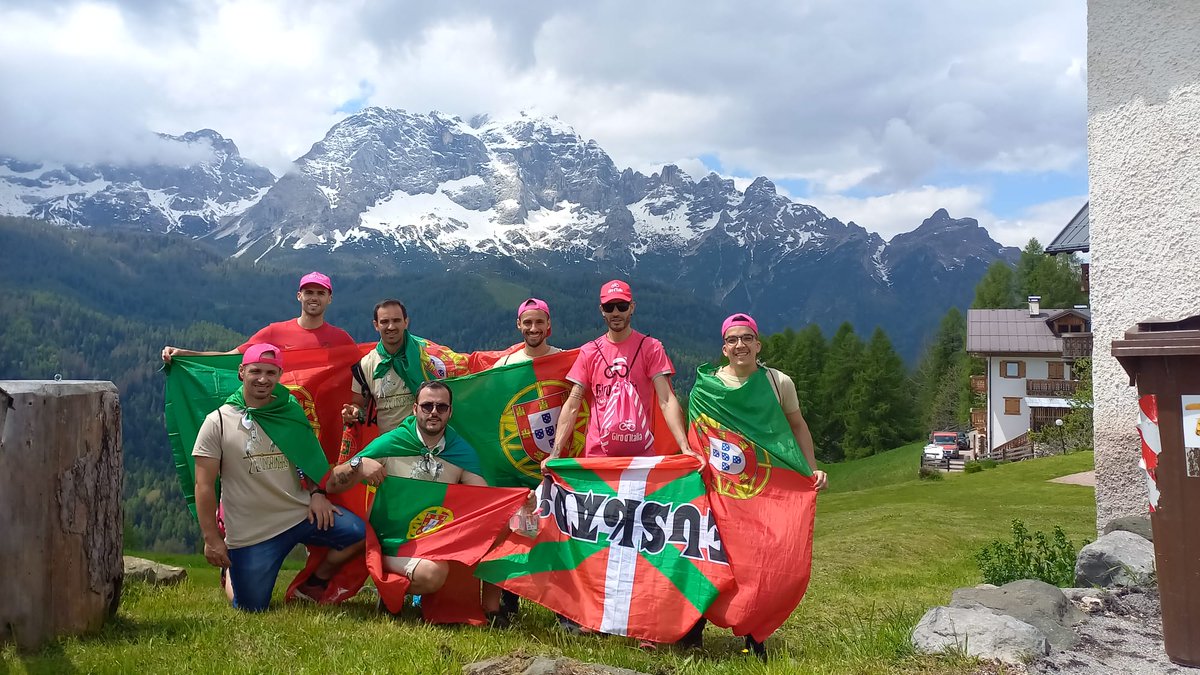 Our friends Lingrinhas are in today's stage to support João Almeida and watch #Giro #Giro106 #giroditalia 🇵🇹🇵🇹🇵🇹🇵🇹🇵🇹