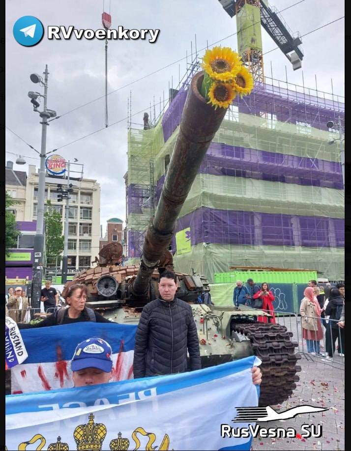 Un tanque ruso capturado en Ucrania se instaló en Ámsterdam: los holandeses lo cubrieron de flores.

La gente instó a las autoridades a no escalar el conflicto.
Antes de eso, activistas pro-ucranianos colocaron el mismo tanque frente a la embajada rusa en Berlín, donde la gente…