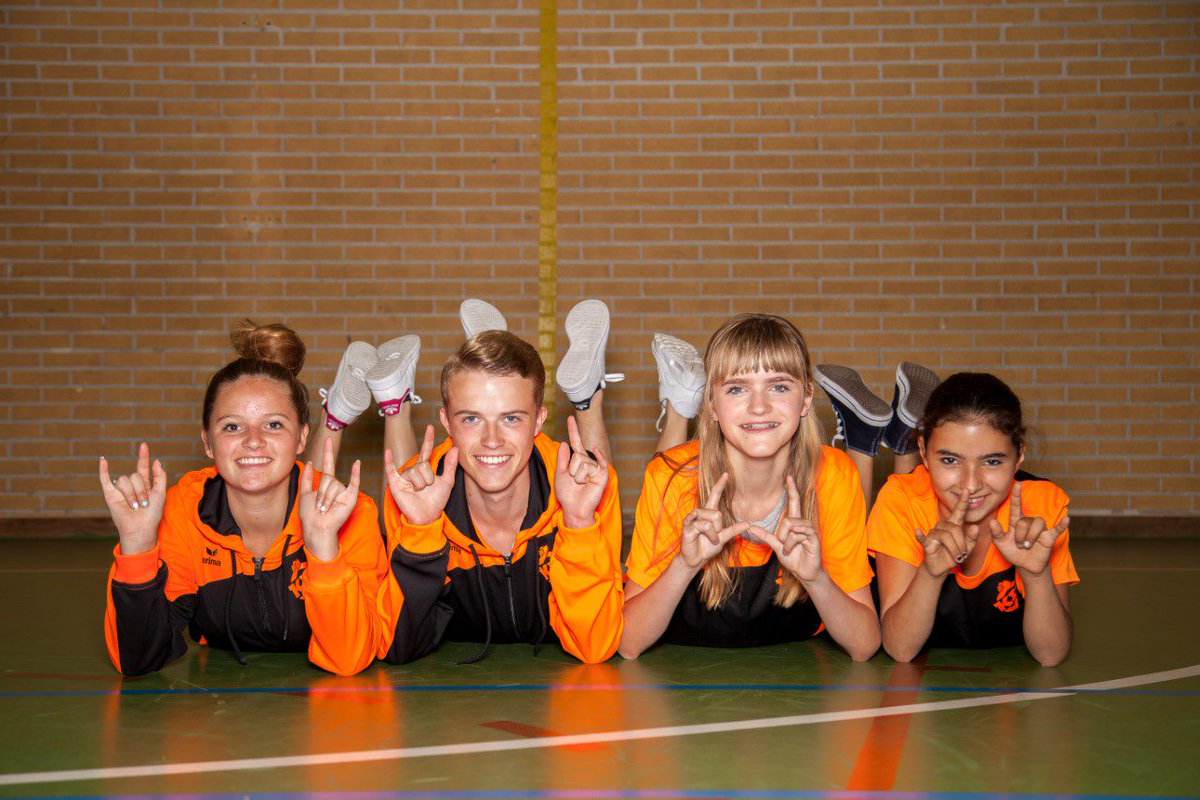 VOcontent's tweet image. Leerlingen die met plezier naar school gaan en vol zelfvertrouwen in de klas zitten. Dat is wat elke onderwijsprofessional graag ziet. Aandacht besteden aan het sociaal-emotioneel #welbevinden van leerlingen is dus belangrijk. Inspiratie nodig? ⬇ bitly.ws/ErYx