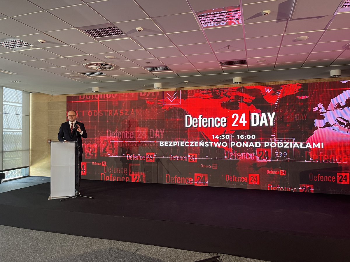 Defence24pl's tweet photo. Szef Biura Polityki Międzynarodowej @prezydentpl, @marcin_przydacz: pełnoskalowa agresja na Ukrainę jasno wskazała, że Rosja nie jest i nie może być partnerem
#Defence24Day #D24Day #EuropeanDefenceDays @Defence24Day https://t.co/jBVJ385A9F
