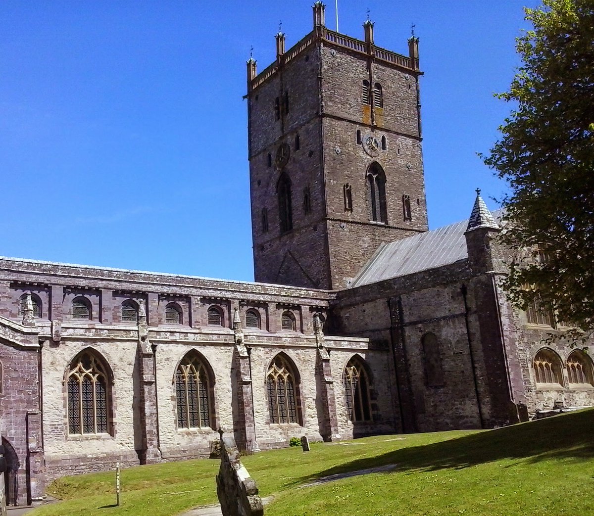 #OTD #ArYDyddHwn 25th May 1123
#ThrowbackThursday 🧵

Pope Calixtus II issued a Papal Bull on "Confirmation of Possessions (or "powers"?) of the Church of St David".  
Addressed to "the Venerable Bernard, Bishop of St David, and his successors to be substituted for ever" 

/1