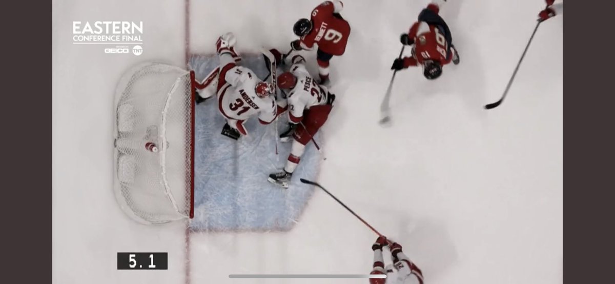 daliz's tweet image. 0.3 later, stick still in same spot between legs, Bennett has moved further to his right, Anderson clearly attempting to go right. How can the player move but the stick be still in the exact same spot without contact on the pads providing counter-force? #BasicPhysics