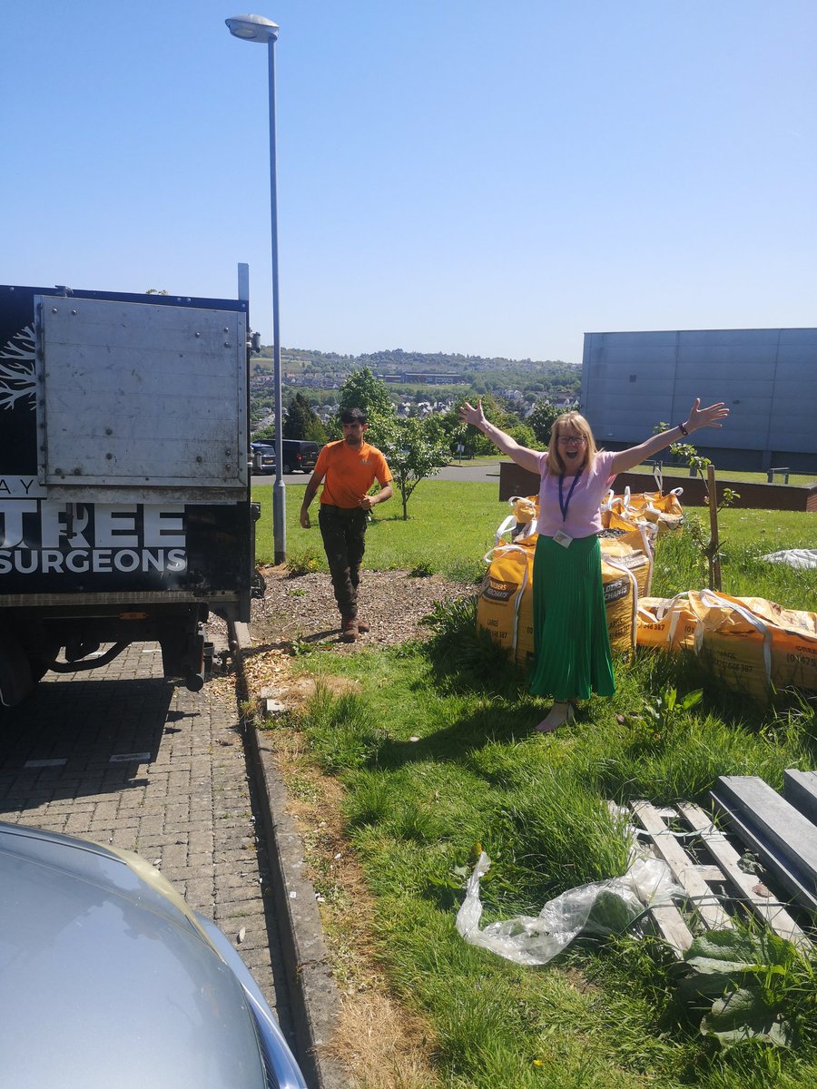 MissmcfarlaneG's tweet photo. Everything is better when the sun is shining! S3 Geographers enjoyed the chance to get outside today. We also got to see Ms Goodfellow recieving an exciting delivery for the school garden @SClpl #outdoorlearning https://t.co/zZyxW64n4P