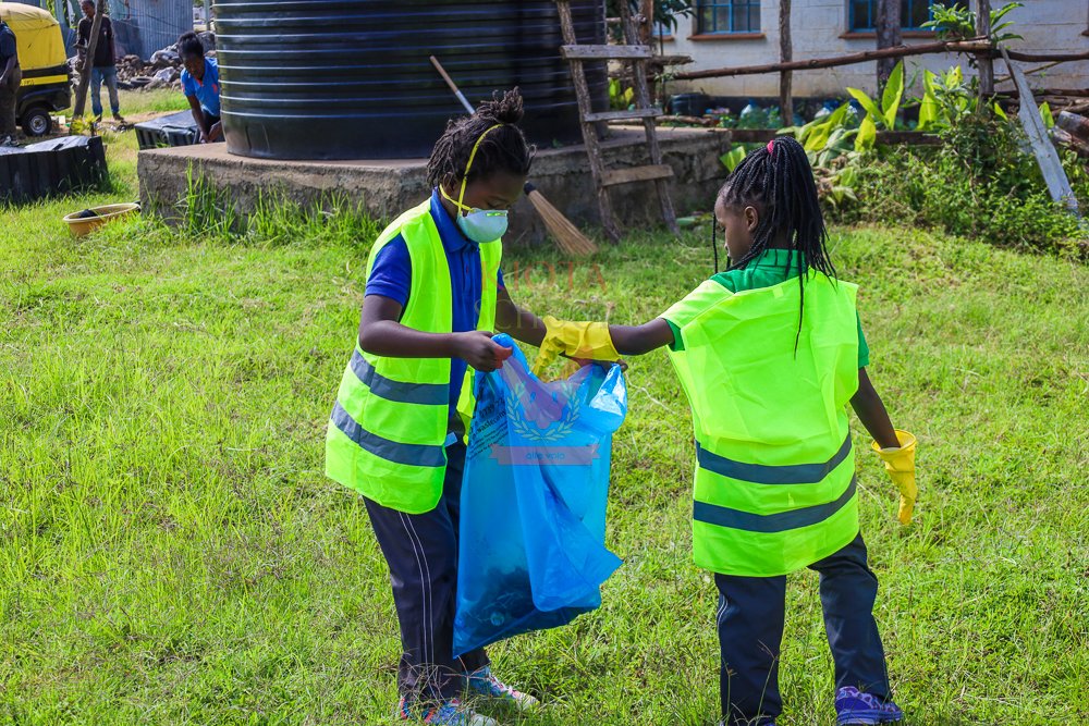 KiotaSchool's tweet image. At Kiota we nurture young minds to positively impact the future. 🤝
Grade 3 superheroes united for a day of market clean up. Armed with gloves and enthusiasm, they swept away litter and made the Karen Market sparkle. 
#kiotalife #marketcleanup #Grade3CleanupHeroes