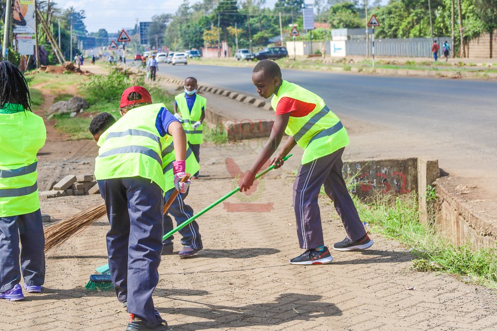 KiotaSchool's tweet image. At Kiota we nurture young minds to positively impact the future. 🤝
Grade 3 superheroes united for a day of market clean up. Armed with gloves and enthusiasm, they swept away litter and made the Karen Market sparkle. 
#kiotalife #marketcleanup #Grade3CleanupHeroes
