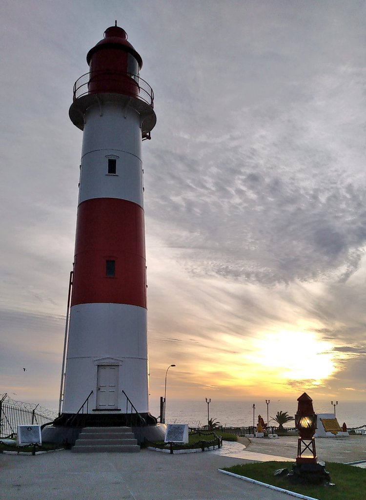 Off_Valpo's tweet photo. @verosalaberry @valparaiso @TTIValparaiso @PortalPortuario @maritimoport @flashjessica @Oriettaf @tzingane @CarlosTeran @edgardolazo @alexismalll @NicoleLayana https://t.co/fRtxh2hTmb atardecer con #arreboles desde el faro #Punta_Ángeles en la bahía de #Valparaíso con nubosidad parcial media del tipo #Alto_Cumulus #Stratiformis el buque de carga #Berkay_N 🇨🇱(CL) los petroleros #Don_Pancho y #Doña_Ana 🇨🇱(CL) frente al Faro #Punta_Condell https://t.co/u0V3YQqFM4