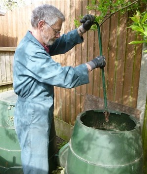 gardenorganicuk's tweet photo. Our #MasterComposter Rod Weston discusses the issues surrounding #compostablepackaging on Episode 9 of @BBCOne's Rip Off Britain. Find the Watch Again link - and read tips on compostable packaging - via our blog👉https://t.co/CVNypRij81 #RipOffBritain #composting #compostable https://t.co/ErvG1PXUHK