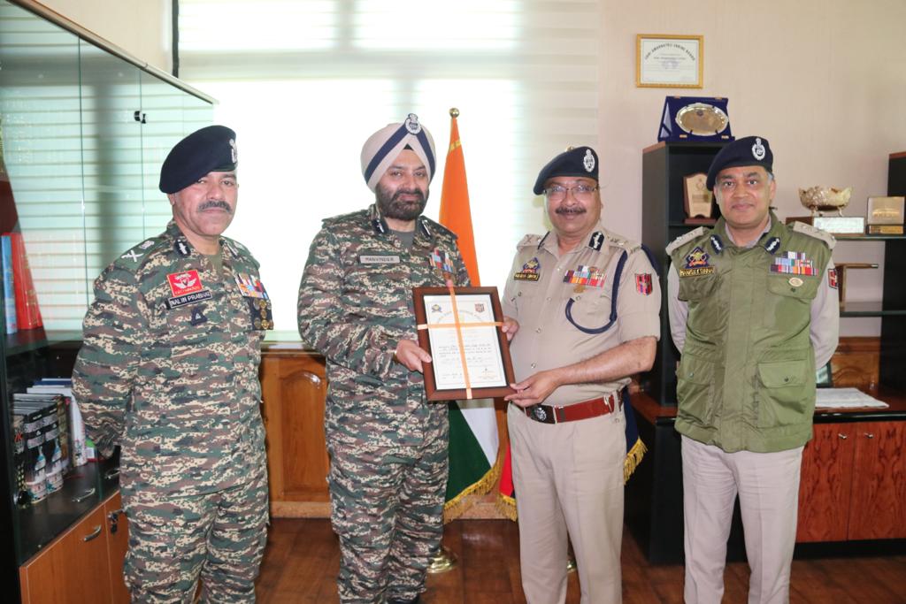 JmuKmrPolice's tweet photo. Director General of Police, J&amp;K, Shri Dilbag Singh decorated Inspector General CRPF (KOS) Shri M. S. Bhatia with DGPs Medal &amp; Commendation Certificate at a simple but impressive function organised at Police Headquarters Srinagar today.(1/3) https://t.co/NyjAna2wCN