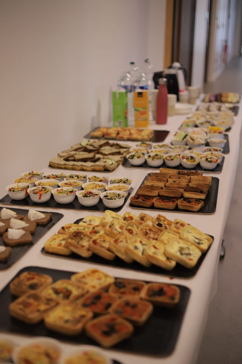 SIL_psysoc's tweet photo. 🍽️On clôture cette matinée avec un buffet amplement mérité ! 
✨On en profite au passage pour remercier les laboratoires @PoPS_U1296 @LaboGRePS &amp; MODIS qui ont permis de financer cette journée avec l’école doctorale EPIC @UnivLyon2 ! https://t.co/hWDkXcMY9d