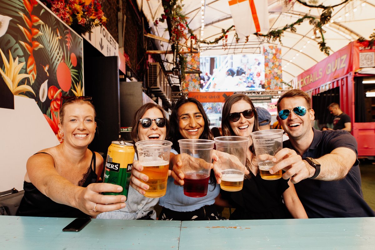 Chilling with  cold drinks and delicious Streetfood, surrounded by laughter and smiles 😎🍹🤩 🍻 🍔
