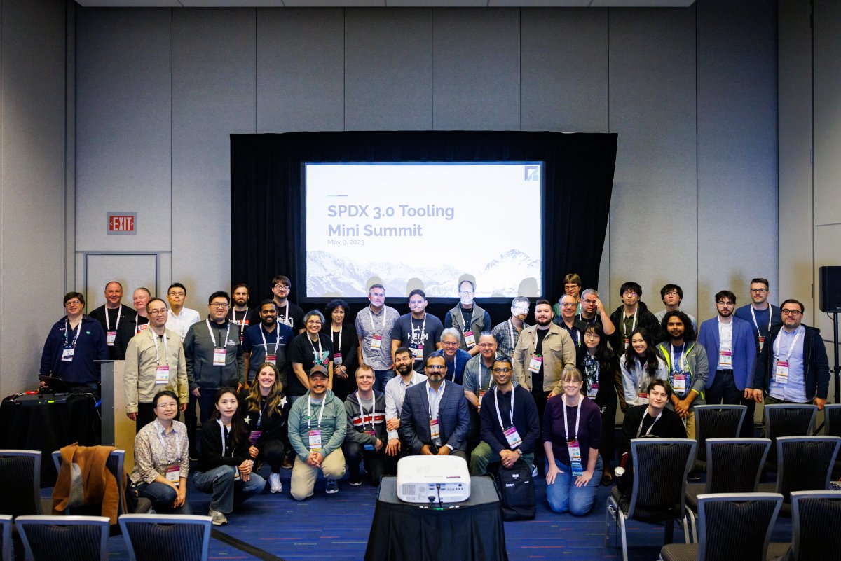 Family photo of part of the #SPDX community at #ossna 😍

flickr.com/photos/linuxfo…