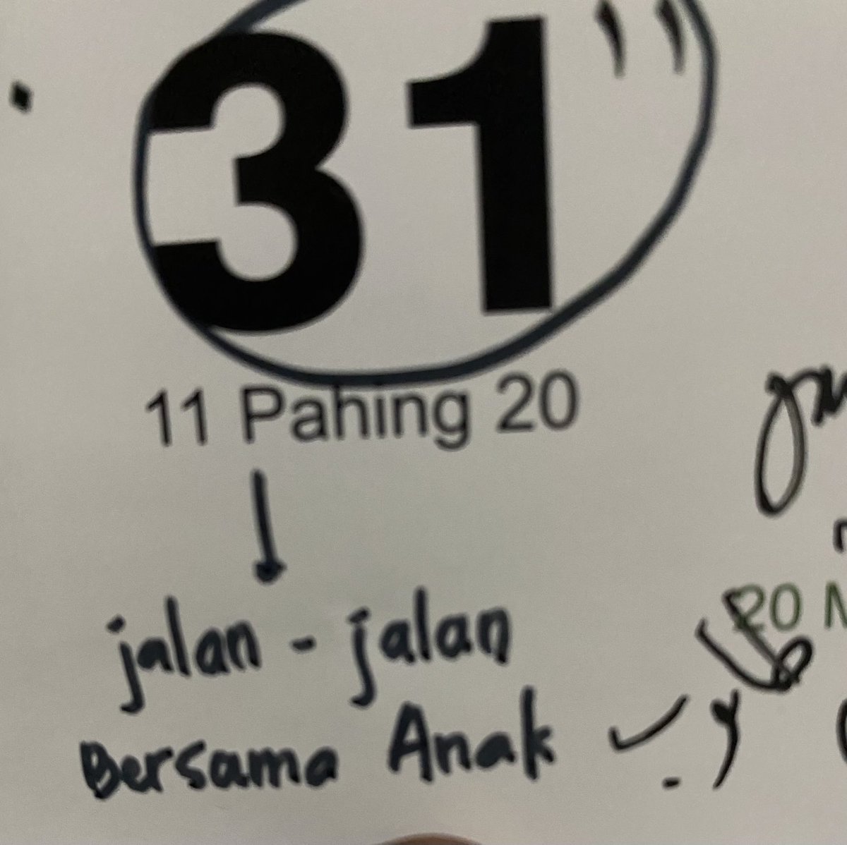 Ternyata ada agenda nylonong di tanggalanku. Siapa yang menulis, aku belum sempat menginvestigasi. Ini salah satu jenis demonstrasi Gaya baru oleh anak2 atau mungkin bersekongkol sama ibunya.