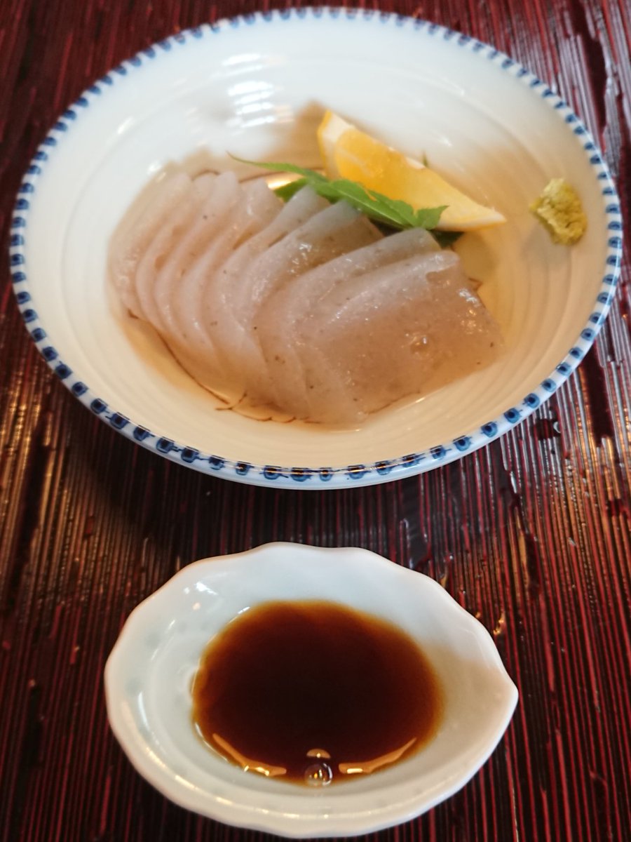 火曜日の昼飯は、
観音寺市大野原町→手打蕎麦 祖谷の庄→天婦羅もりそば、とろろごはん、さしみこんにゃく
香り&喉越しの良い二八蕎麦に、キレのある味わいのツユ。
天婦羅は海老、茄子、玉葱、ブロッコリー、豆腐の盛り合わせ。
とろろごはんは粘りと、きめ細かい舌触りで、スルッと食べやすいです。