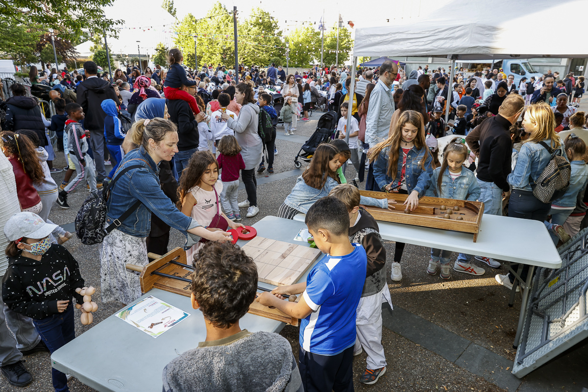 VilledeMeudon's tweet photo. 🥳 Repas géant, J-1 ! Rendez-vous demain dès 19h, place Henry-Wolf ! Partagez un bon moment avec vos voisins !

🤩 Pour l'occasion, de nombreux jeux en bois et un babyfoot géant seront mis à votre disposition.

📍 Vendredi 26 mai dès 19h - Place Henry-Wolf. https://t.co/Iz5iUsVNaD