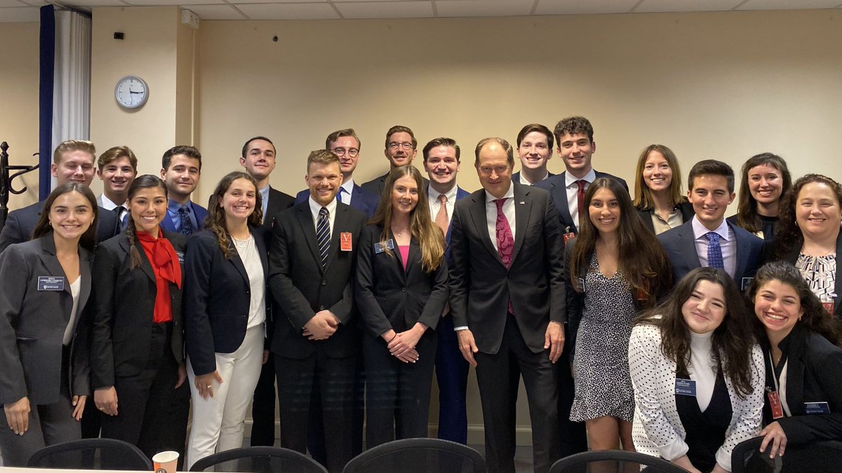 .<a href="/USAmbPoland/">Ambasador Tom Rose</a> spotkał się z grupą studentów z International Business School <a href="/NotreDame/">University of Notre Dame</a>, z którymi omówił m. in. znaczenie partnerstwa 🇺🇸-🇵🇱 oraz w jaki sposób amerykańskie firmy mogą odgrywać rolę w dalszym rozwoju Polski i jej gospodarki. Wspólnie budujemy przyszłość!